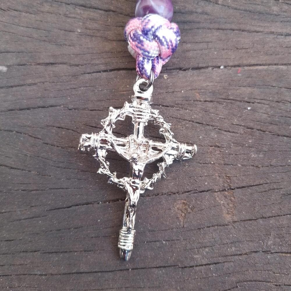 Terço Mistérios em Cruz Virtus - Rosado camuflado e níquel