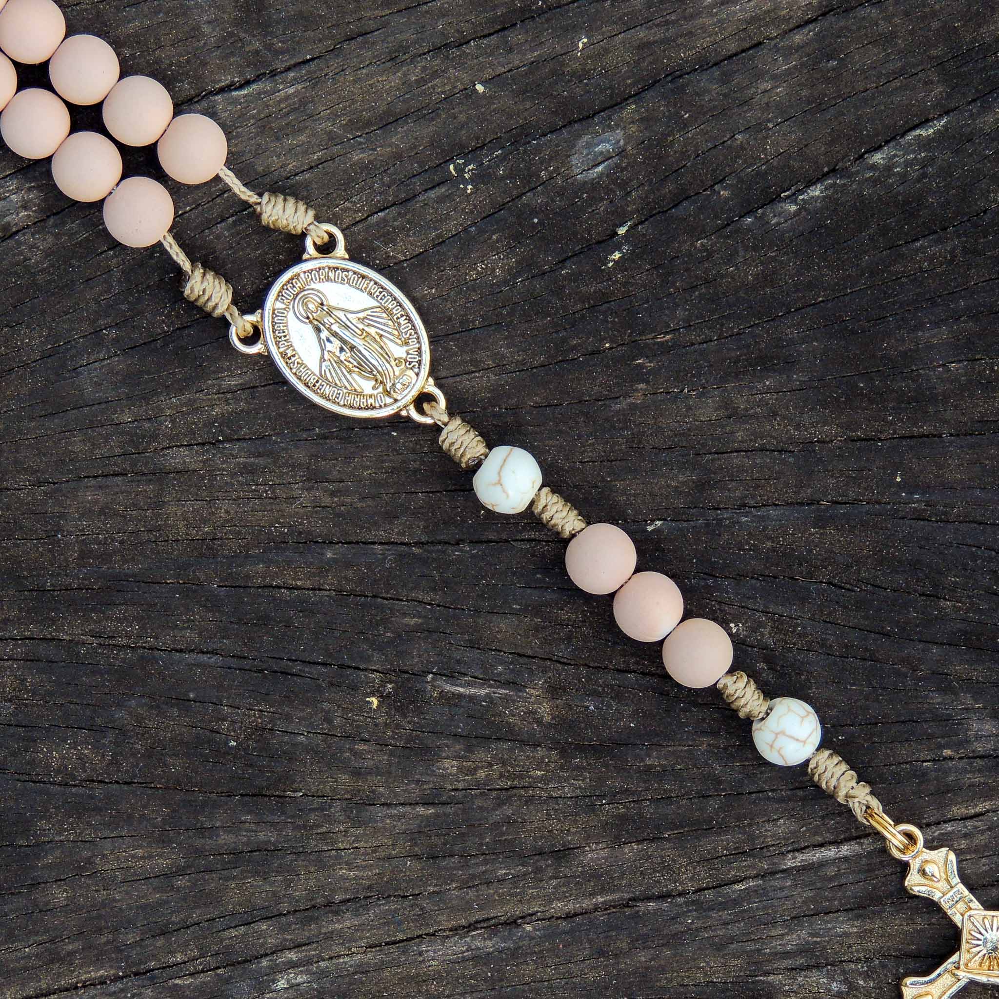 Terço Nossa Senhora das Graças Agilis 8mm - Rosado, Ouro, Pedra Howlita