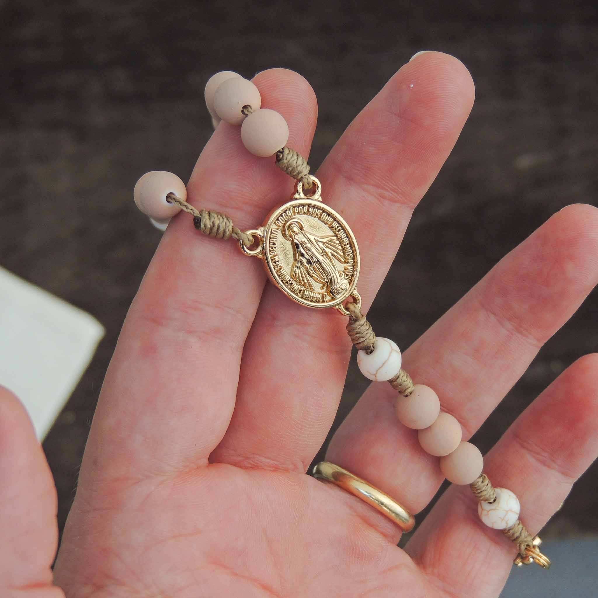 Terço Nossa Senhora das Graças Agilis 8mm - Rosado, Ouro, Pedra Howlita