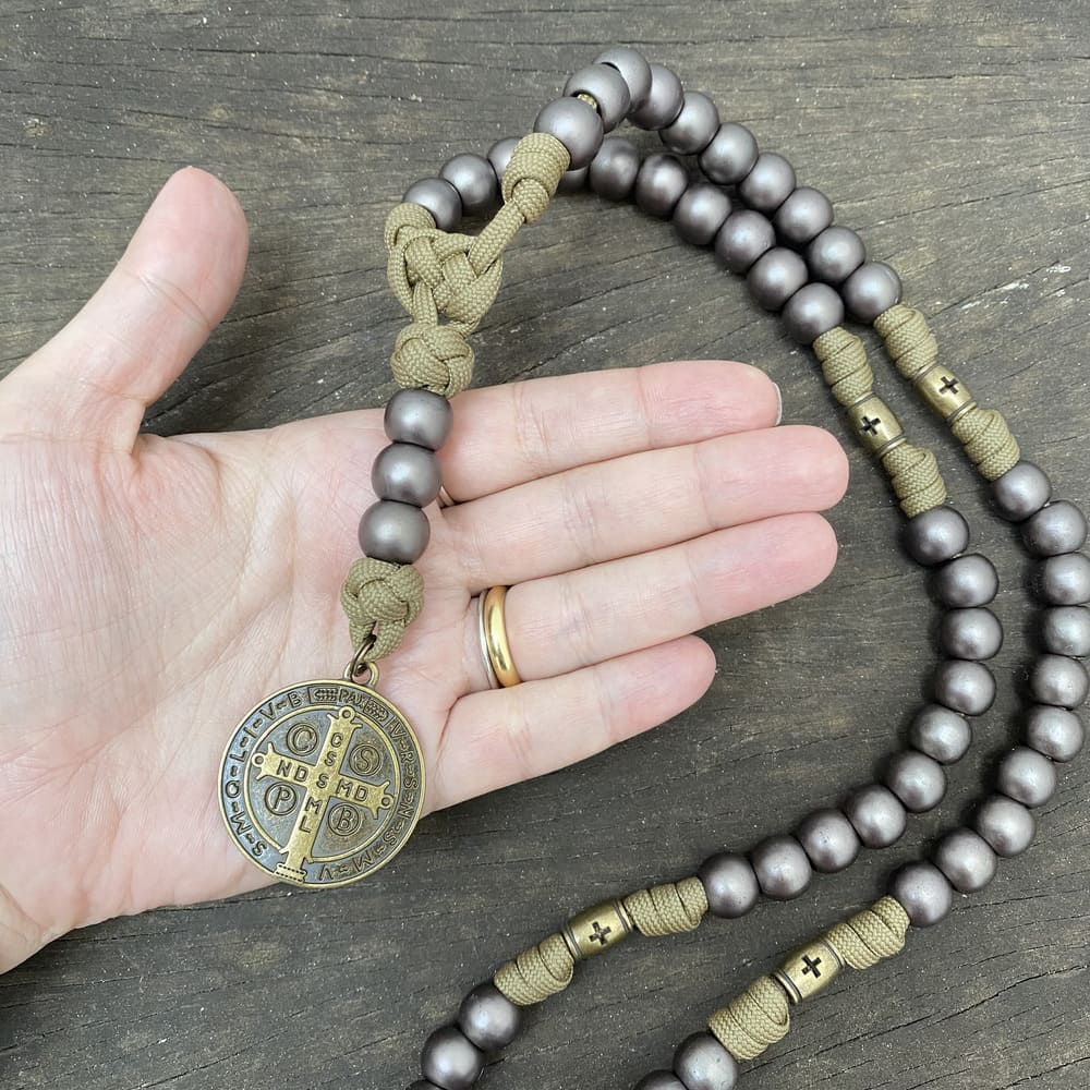 Terço Medalha de São Bento Mistérios em Cruz Virtus - Areia e Bronze