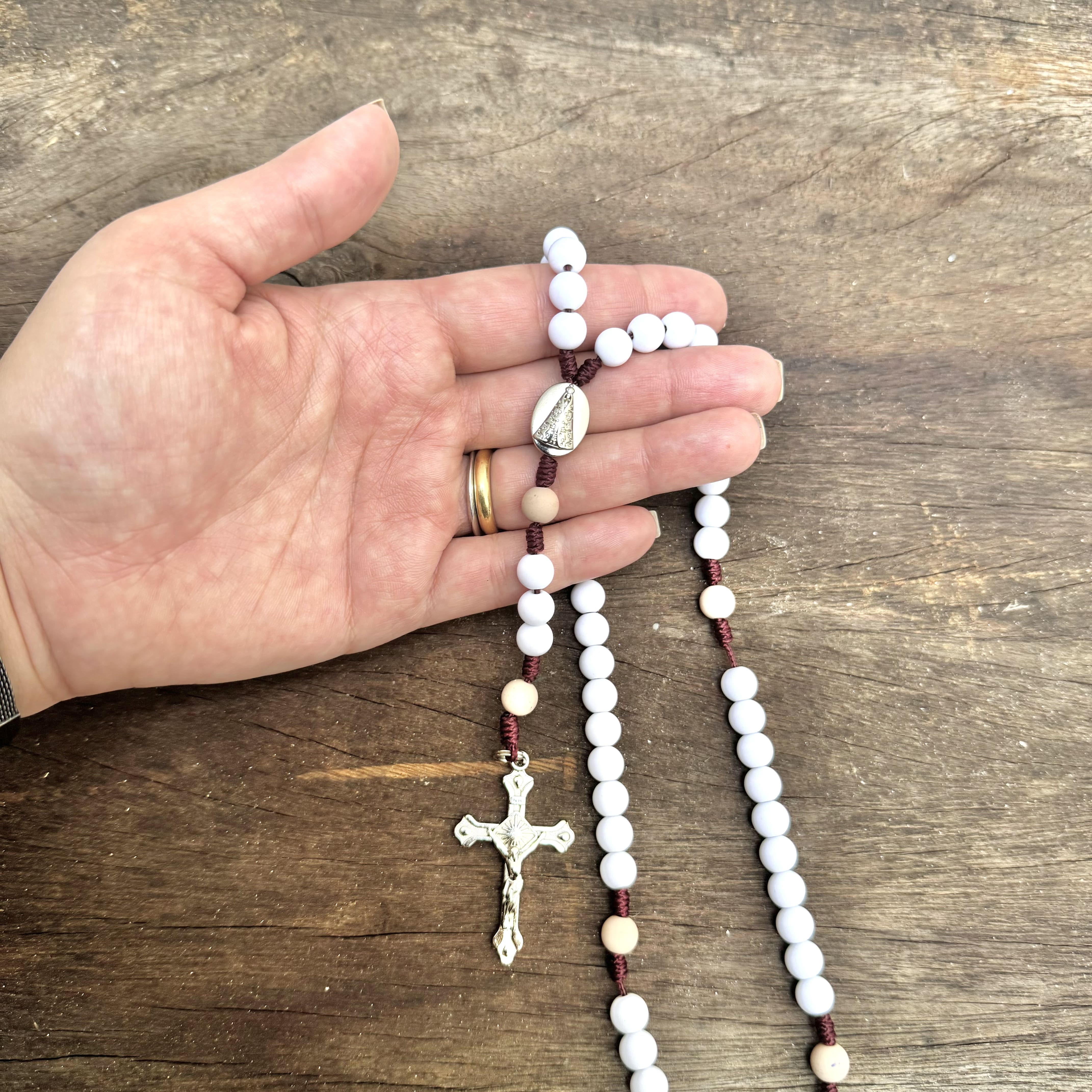Terço de Nossa Senhora Aparecida Agilis 8mm - Vinho e Branco
