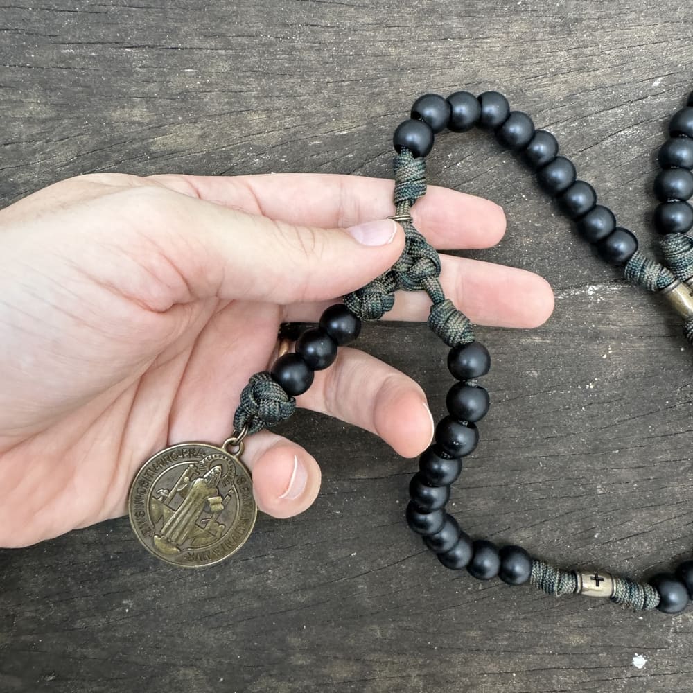 Terço Medalha de São Bento Virtus com mistérios em cruz - Floresta