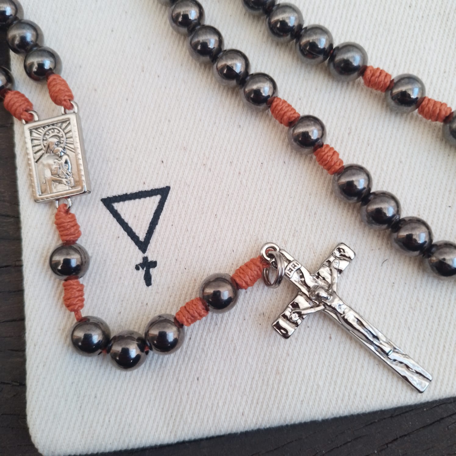 Terço Sagrado Coração de Jesus Agilis 8mm - Laranja e Grafite