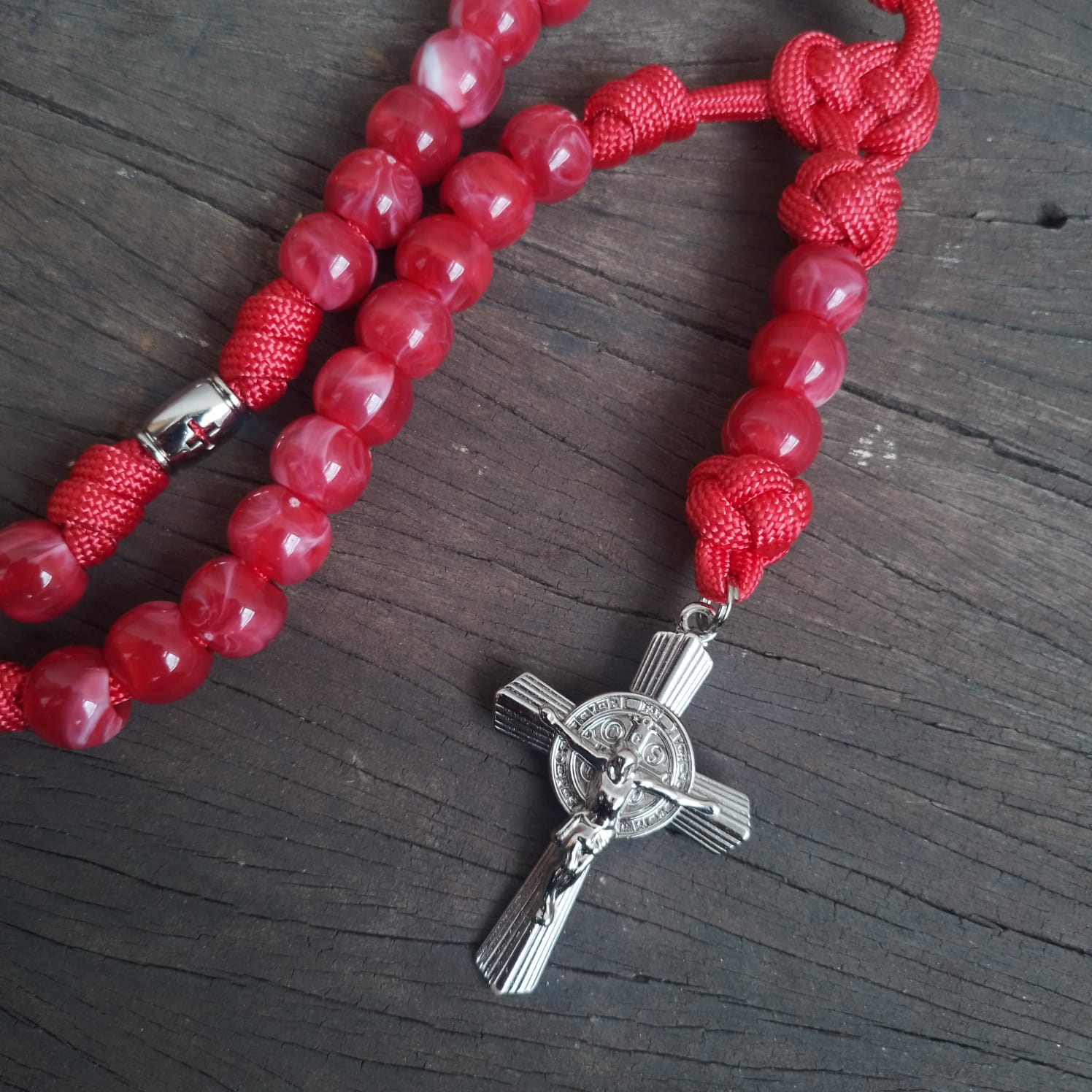 Terço Mistérios em Cruz Virtus - Vermelho e Níquel