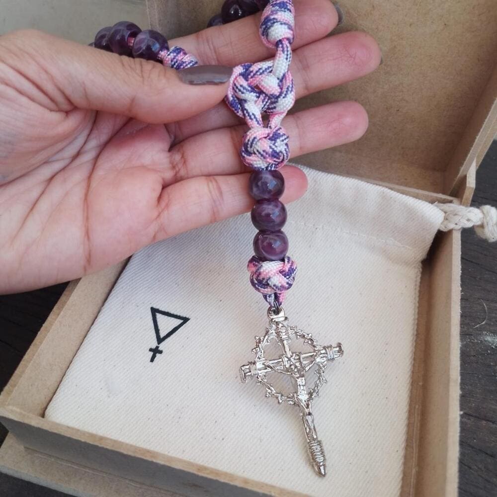 Terço Mistérios em Cruz Virtus - Rosado camuflado e níquel