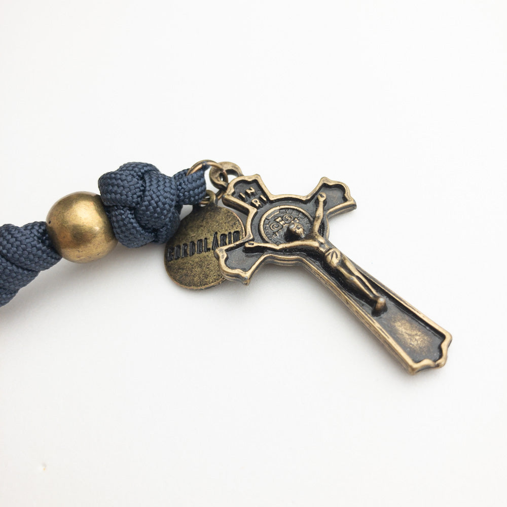 Pulseira azul marinho com crucifixo São Bento e contas ouro-velho
