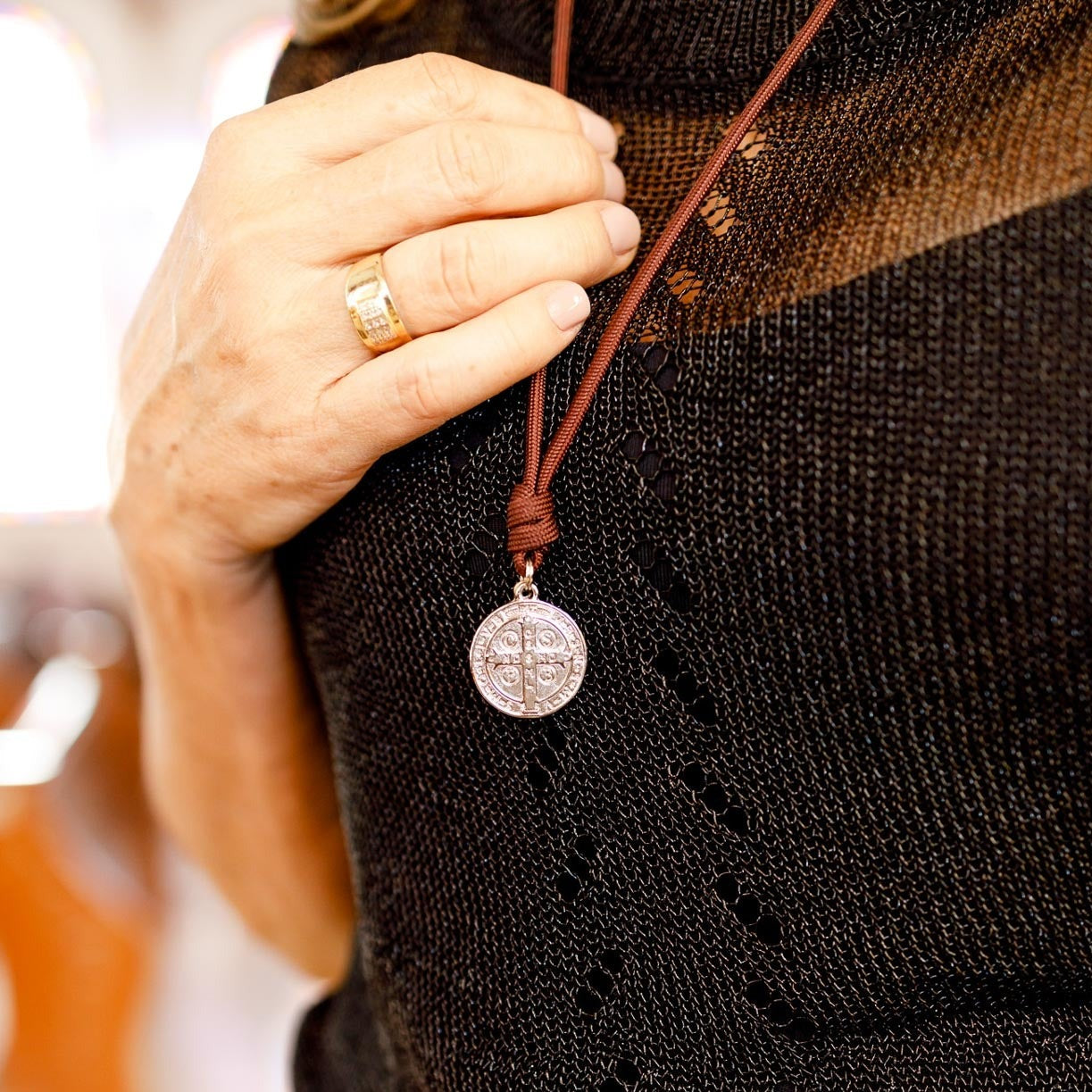 Cordão com Pingente Medalha de São Bento - Vinho e níquel