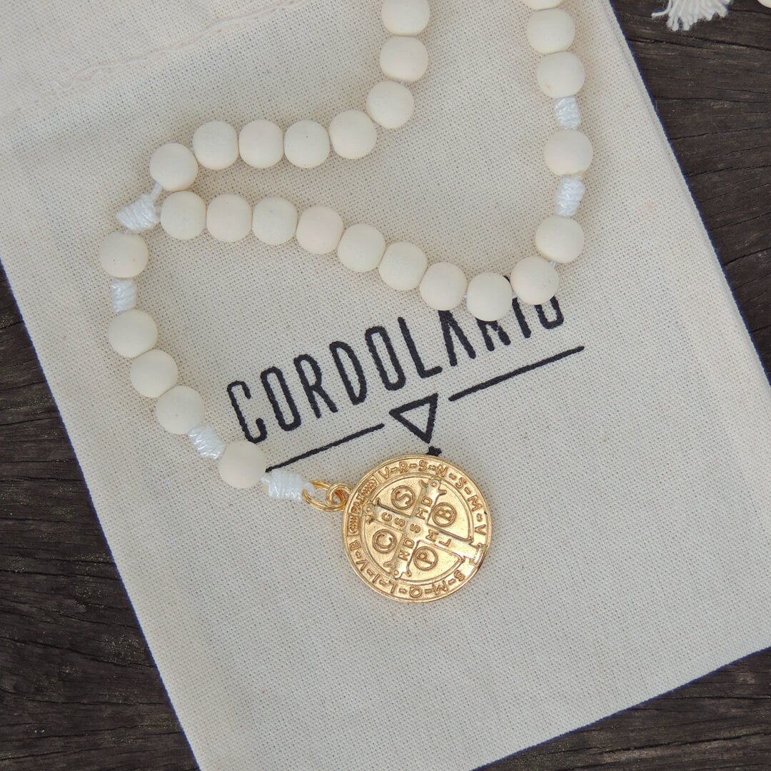 Terço Medalha de São Bento Agilis 8mm - Branco e Ouro