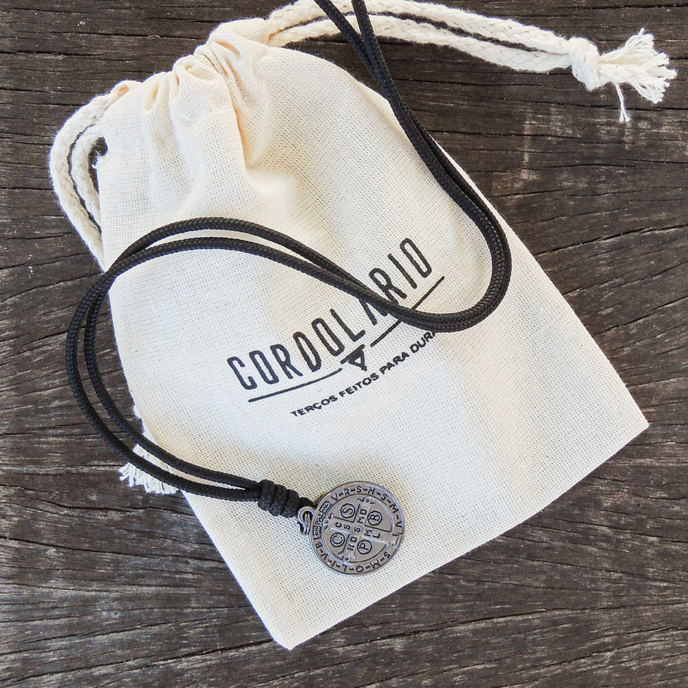Cordão com Pingente Medalha de São Bento - Preto e níquel