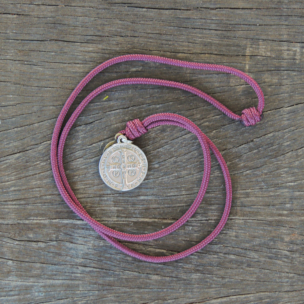 Cordão com Pingente Medalha de São Bento - Vinho e níquel