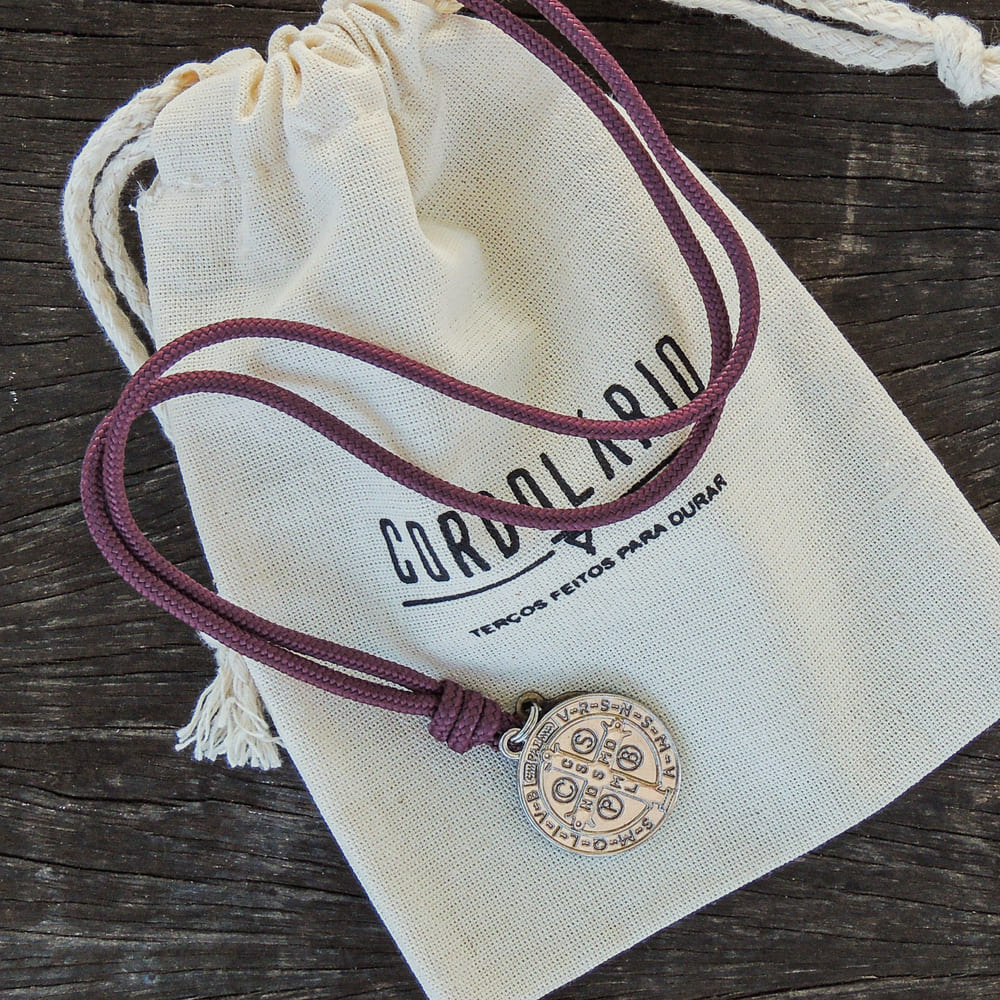 Cordão com Pingente Medalha de São Bento - Vinho e níquel