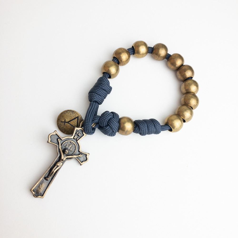 Pulseira azul marinho com crucifixo São Bento e contas ouro-velho