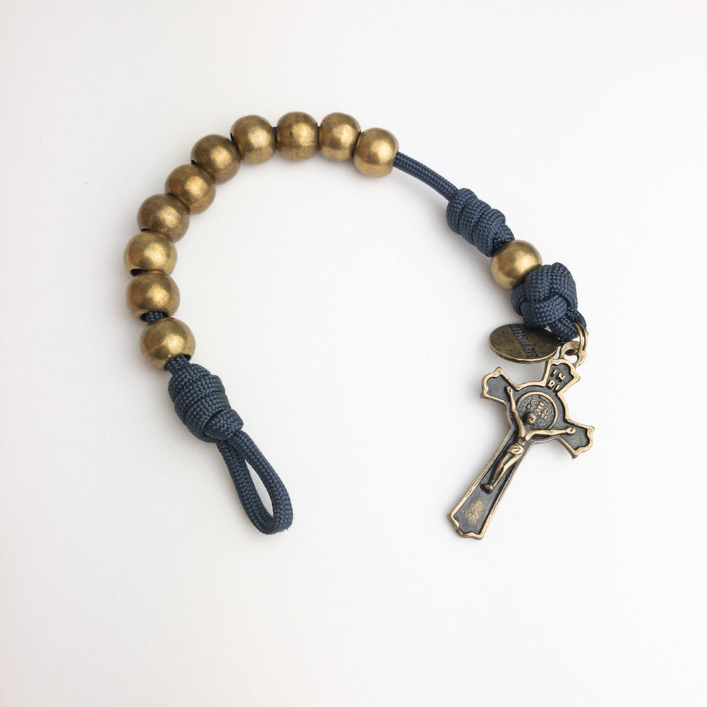 Pulseira azul marinho com crucifixo São Bento e contas ouro-velho