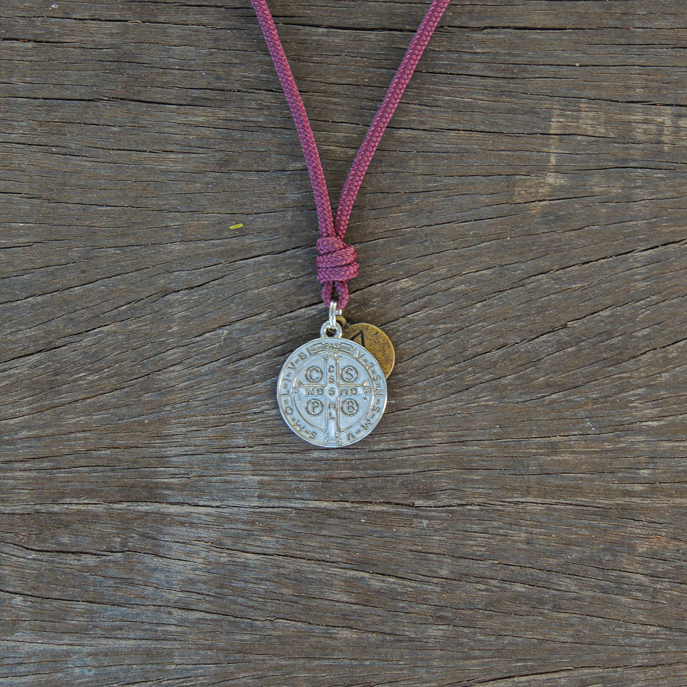 Cordão com Pingente Medalha de São Bento - Vinho e níquel